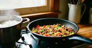 Helppo riisiateria jauhelihasta ja pakastevihanneksista alle 30 min